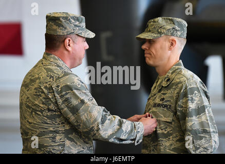 Luft-Kommandos und Familien besuchen die 801st Special Operations Flugzeug Wartung Geschwader Änderung des Command-Zeremonie in Hurlburt Field, Florida, 12. Januar 2017. Major Bryan Hogan übernahm das Kommando über die 801st SOAMXS vom scheidenden Kommandeur, Oberstleutnant Philip Broyles. Die 801st SOAMXS führt Wartungsarbeiten an CV-22 Osprey Tiltrotor Flugzeug um sicherzustellen, dass sie bereit sind zu globalen spezielle Operationen ausführen. (Foto: U.S. Air Force Airman 1st Class Joseph Pick) Stockfoto