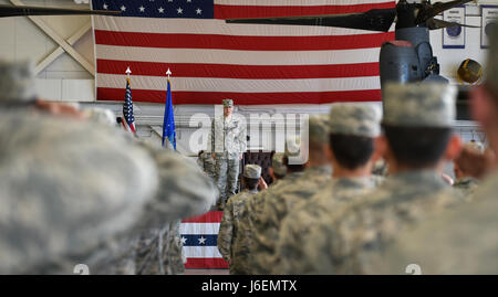 Luft-Kommandos und Familien besuchen die 801st Special Operations Flugzeug Wartung Geschwader Änderung des Command-Zeremonie in Hurlburt Field, Florida, 12. Januar 2017. Major Bryan Hogan übernahm das Kommando über die 801st SOAMXS vom scheidenden Kommandeur, Oberstleutnant Philip Broyles. Die 801st SOAMXS führt Wartungsarbeiten an CV-22 Osprey Tiltrotor Flugzeug um sicherzustellen, dass sie bereit sind zu globalen spezielle Operationen ausführen. (Foto: U.S. Air Force Airman 1st Class Joseph Pick) Stockfoto