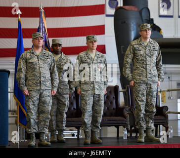 Luft-Kommandos und Familien besuchen die 801st Special Operations Flugzeug Wartung Geschwader Änderung des Command-Zeremonie in Hurlburt Field, Florida, 12. Januar 2017. Major Bryan Hogan übernahm das Kommando über die 801st SOAMXS vom scheidenden Kommandeur, Oberstleutnant Philip Broyles. Die 801st SOAMXS führt Wartungsarbeiten an CV-22 Osprey Tiltrotor Flugzeug um sicherzustellen, dass sie bereit sind zu globalen spezielle Operationen ausführen. (Foto: U.S. Air Force Airman 1st Class Joseph Pick) Stockfoto