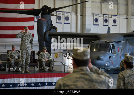 Luft-Kommandos mit 801st spezielle Operationen Aircraft Maintenance Squadron Rendern ihre ersten Gruß Major Bryan Hogan, Kommandant der 801st SOAMXS, bei einem Wechsel der Befehl Zeremonie in Hurlburt Field, Florida, 12. Januar 2017. Hogan übernahm das Kommando über die 801st SOAMXS vom scheidenden Kommandeur, Oberstleutnant Philip Broyles. (Foto: U.S. Air Force Airman 1st Class Joseph Pick) Stockfoto