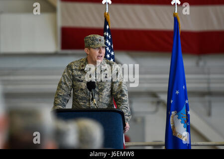 Major Bryan Hogan, Kommandeur der 801st spezielle Operationen Aircraft Maintenance Squadron, gibt Anmerkungen während einer Änderung der Befehl Zeremonie in Hurlburt Field, Florida, 12. Januar 2017. Hogan übernahm das Kommando über die 801st SOAMXS vom scheidenden Kommandeur, Oberstleutnant Philip Broyles. (Foto: U.S. Air Force Airman 1st Class Joseph Pick) Stockfoto