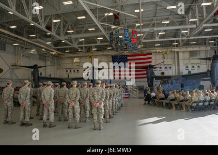 Luft-Kommandos und Familien besuchen die 801st Special Operations Flugzeug Wartung Geschwader Änderung des Command-Zeremonie in Hurlburt Field, Florida, 12. Januar 2017. Major Bryan Hogan übernahm das Kommando über die 801st SOAMXS vom scheidenden Kommandeur, Oberstleutnant Philip Broyles. Die 801st SOAMXS führt Wartungsarbeiten an CV-22 Osprey Tiltrotor Flugzeug um sicherzustellen, dass sie bereit sind zu globalen spezielle Operationen ausführen. (Foto: U.S. Air Force Airman 1st Class Joseph Pick) Stockfoto