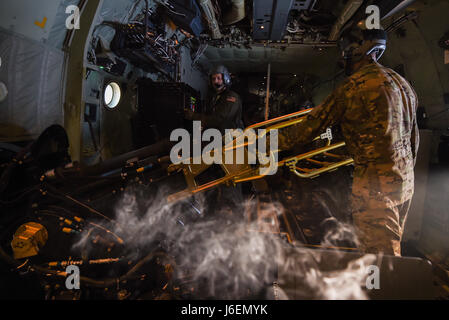 Techn. Sgt Jarred Huseman, links, und techn. Sgt Oscar Garcia, Sondermissionen Flieger mit der 1st Special Operations Group, Abteilung 2, laden eine 105 mm Kanone auf eine AC-130J Ghostrider Gunship, "Wütend Annie," während einer Trainingsmission über Eglin Range, Florida, 23. Januar 2017. Die 105 mm Kanone schießt Granaten, die 50 Pfund wiegen und mehr als 32 Pfund Sprengstoff enthalten. (Foto: U.S. Air Force Senior Airman Jeff Parkinson) Stockfoto