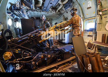 Betreiben Sie techn. Sgt Jarred Huseman, links, und techn. Sgt Oscar Garcia, Sondermissionen Flieger mit der 1st Special Operations Group, Abteilung 2, eine 105 mm Kanone auf eine AC-130J Ghostrider Gunship, "Wütend Annie," während einer Trainingsmission über Eglin Range, Florida, 23. Januar 2017. Die 105 mm Kanone prallt zurück 49 Zoll mit 14.000 Pfund Kraft. (Foto: U.S. Air Force Senior Airman Jeff Parkinson) Stockfoto