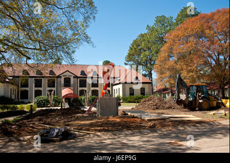 Maxwell AFB, Alabama - die Daedalus Statue zu Ehren der amerikanischen Flieger, die im Kampf im ersten Weltkrieg flogen wurde zwischen der Maxwell-Club und Brett Hall auf West Drive installiert. Die Statue von Royal Academy Bildhauer James Butler, Black Isle Gießerei, Nairn, Schottland, war ein Auftragswerk des Croix Rouge Memorial Foundation durch die Großzügigkeit von Montgomery Autor und Geschäftsmann Nimrod Frazer. (US Air Force Foto von Melanie Rodgers Cox/freigegeben) Stockfoto