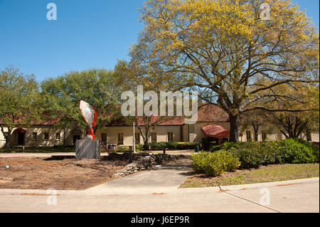 Maxwell AFB, Alabama - die Daedalus Statue zu Ehren der amerikanischen Flieger, die im Kampf im ersten Weltkrieg flogen wurde zwischen der Maxwell-Club und Brett Hall auf West Drive installiert. Die Statue von Royal Academy Bildhauer James Butler, Black Isle Gießerei, Nairn, Schottland, war ein Auftragswerk des Croix Rouge Memorial Foundation durch die Großzügigkeit von Montgomery Autor und Geschäftsmann Nimrod Frazer. (US Air Force Foto von Melanie Rodgers Cox/freigegeben) Stockfoto