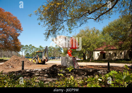 Maxwell AFB, Alabama - die Daedalus Statue zu Ehren der amerikanischen Flieger, die im Kampf im ersten Weltkrieg flogen wurde zwischen der Maxwell-Club und Brett Hall auf West Drive installiert. Die Statue von Royal Academy Bildhauer James Butler, Black Isle Gießerei, Nairn, Schottland, war ein Auftragswerk des Croix Rouge Memorial Foundation durch die Großzügigkeit von Montgomery Autor und Geschäftsmann Nimrod Frazer. (US Air Force Foto von Melanie Rodgers Cox/freigegeben) Stockfoto