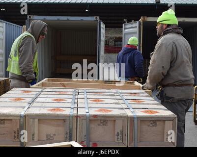 Ca. 150 Stahl-Container, die Kran-Army Depot Operatoren mit Munition, verpackt blockiert und verspannt, inspiziert, versiegelt dann verladen Triebwagen während einer Outload-Bohrer, die 20-24. März warfighters Übersee verschickt werden. Stockfoto