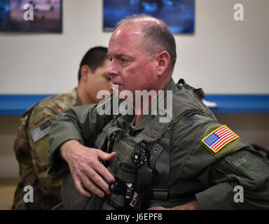 Generalmajor Eugene Haase, stellvertretender Kommandeur des Air Force Special Operations Command, fliegt seinen letzten Flug als Dienstzeit Mitglied in ein 8. Special Operations Squadron CV-22 Osprey Tiltrotor Flugzeug in Hurlburt Field, Florida, 24. März 2017. Finale oder "Fini-Flügen" sind eine militärische Luftfahrt-Tradition, die ein Pilot Ausscheiden aus der Air Force. Haase wird voraussichtlich am 10. April nach 34 Dienstjahren in den Ruhestand. (Foto: U.S. Air Force Airman 1st Class Joseph Pick) Stockfoto