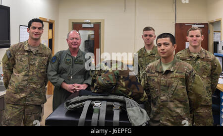 Generalmajor Eugene Haase, stellvertretender Kommandeur des Air Force Special Operations Command, fliegt seinen letzten Flug als Dienstzeit Mitglied in ein 8. Special Operations Squadron CV-22 Osprey Tiltrotor Flugzeug in Hurlburt Field, Florida, 24. März 2017. Finale oder "Fini-Flügen" sind eine militärische Luftfahrt-Tradition, die ein Pilot Ausscheiden aus der Air Force. Haase wird voraussichtlich am 10. April nach 34 Dienstjahren in den Ruhestand. (Foto: U.S. Air Force Airman 1st Class Joseph Pick) Stockfoto