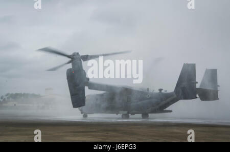 Generalmajor Eugene Haase, stellvertretender Kommandeur des Air Force Special Operations Command, fliegt seinen letzten Flug als Dienstzeit Mitglied in ein 8. Special Operations Squadron CV-22 Osprey Tiltrotor Flugzeug in Hurlburt Field, Florida, 24. März 2017. Finale oder "Fini-Flügen" sind eine militärische Luftfahrt-Tradition, die ein Pilot Ausscheiden aus der Air Force. Haase wird voraussichtlich am 10. April nach 34 Dienstjahren in den Ruhestand. (Foto: U.S. Air Force Airman 1st Class Joseph Pick) Stockfoto