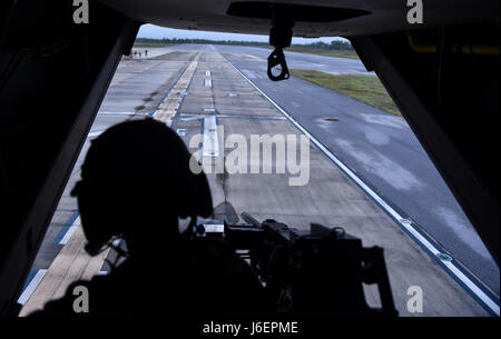 Ein CV-22 Osprey landete auf der Landung Helikopterdeck am Duke Field, zum ersten Mal 3 April. Dies war der erste Schritt im Bemühen um die LHD nutzen im Rahmen der Einsatzvorbereitenden Voraussetzung für CV-22 Aircrew Deck qualifiziert zu sein. In den vergangenen Jahren würden Mitglieder der 8. Special Operations Squadron und der 8. Aircraft Maintenance Unit an verschiedenen Orten mehrmals pro Jahr reisen, um Flugzeugträger Qualifikation. Die LHD dient als Teil der Flugzeugträger Qualifikation, Verringerung der Menge an Zeit 8. SOS und 8. AMU Personal verbringen Station Erfüllung der Anfor Stockfoto