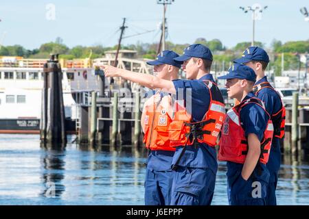 Der Cutter Barque Eagle der US-Küstenwache kommt in New London, Connecticut. Die Barque Eagle ist ein Ausbildungsschiff für Kadetten der Küstenwache, das Segeltraining, Seemannschaft und Führungsentwicklung anbietet. Stockfoto