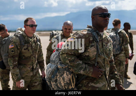 Soldaten aus dem 2. Bataillon, 153. Infanterie-Regiment, 39. Infantry Brigade Combat Team kommen bei Joint Task Force – Bravo, Soto Cano Air Base, Honduras vor 2017 zur Unterstützung regional ausgerichtet Kräfte Trainingsmission, Apr.14, bereitgestellt wird. 2 – 153., 39. IBCT aus Arkansas Nationalgarde unterstützen die RAF Trainingsmission mit ihren Gastländern von Guatemala, El Salvador und Honduras.  (U.S. Air National Guard Foto von Master Sergeant Scott Thompson/freigegeben) Stockfoto