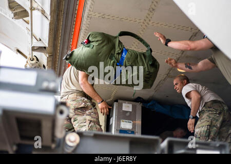 Soldaten aus dem 2. Bataillon, 153. Infanterie-Regiment, 39. Infantry Brigade Combat Team kommen bei Joint Task Force – Bravo, Soto Cano Air Base, Honduras vor 2017 zur Unterstützung regional ausgerichtet Kräfte Trainingsmission, Apr.14, bereitgestellt wird. 2 – 153., 39. IBCT aus Arkansas Nationalgarde unterstützen die RAF Trainingsmission mit ihren Gastländern von Guatemala, El Salvador und Honduras.  (U.S. Air National Guard Foto von Master Sergeant Scott Thompson/freigegeben) Stockfoto