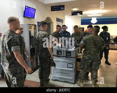 US-Marines mit speziellen Zweck Marine Air Ground Task Force – Reaktion auf die Krise – Afrika Logistik Combat Element Schulungen auf die nichtkämpfenden Evakuierung Operationen Trackingsystem am Naval Air Station Sigonella, Italy, 25. April 2017 durchgeführt. Das Ziel dieser Schulung ist für die Marines können effizient verfolgen und Zivilisten in einer Notsituation zu manifestieren. (U.S. Marine Corps Foto von 1st Lt. Ziaire A. O'Brien/freigegeben) Stockfoto