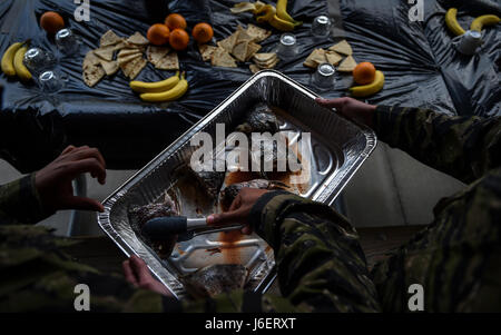 "Palmetto Land" Soldaten dienen Fisch Köpfe 6. Special Operations Squadron combat Aviation Berater Studenten während der Operation Raven Klaue am Duke Field, Florida, 26. April 2017. "Palmetto Land" ist ein simulierter indigenen Land wo Studenten beauftragt wurden, zu trainieren und bei der Verbesserung der taktischen Einsatz von seinen Flugzeugen und Soldaten Palmetto Landstreitkräfte. (Foto: U.S. Air Force Airman 1st Class Joseph Pick) Stockfoto