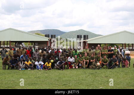 US-Marines mit speziellen Zweck Marine Air-Ground Task Force-Krise Antwort-Afrika und Mitgliedern des Uganda People Defence Force Pose für ein Foto nach dem Wettkampf im letzten Fußball-match zwischen UPDF Soldaten und Ausbilder der SPMAGTF-CR-AF. Die UPDF Soldaten behauptet den endgültigen Sieg mit einem Score von 3: 2. (Foto: U.S. Marine Corps von 1st Lt. Johnny Henderson) Stockfoto