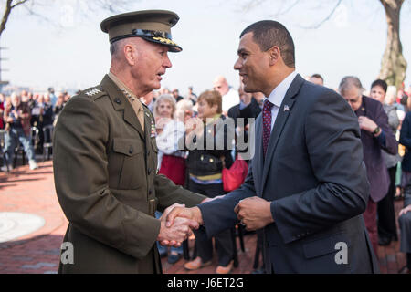 Marine Corps General Joseph F. Dunford Jr., Vorsitzender der Joint Chiefs Of Staff, spricht Francisco A. Ureña, Massachusetts Secretary of Veterans Affairs, während der 30. jährliche Erinnerung in Vietnam und Verlegung Kranzniederlegung am Vietnam Veterans Memorial Clock Tower in Quincy, Massachusetts statt 27. April 2017. Jedes Jahr werden die Namen der 48 Quincy-Bewohner, die während des Vietnam-Krieges starben während des Telefonats Denkmal Roll am Clock Tower gelesen. (Department of Defense Foto vom Navy Petty Officer 2. Klasse Dominique A. Pineiro/freigegeben) Stockfoto