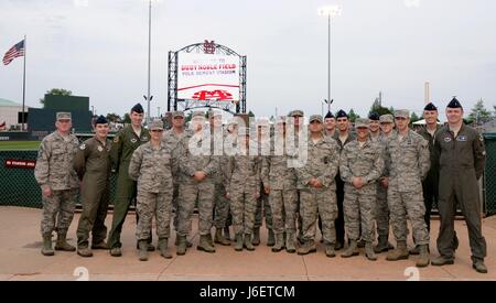 BLAZE Teammitglieder besuchen die 2017 Mississippi State University versus Auburn Universität militärische Wertschätzung Tag Baseball-Spiel 29. April 2017, in Starkville, Mississippi. Die Freiwilligen unterstützt andere Service-Mitglieder hält die Fahne für die zeremoniellen ersten Seillängen und das Abspielen der Nationalhymne. (U.S. Air Force Photo Illustration von Airman 1st Class Beaux Hebert) Stockfoto