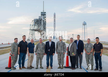 (Vierter von links) Air Force Chief Of Staff General David L. Goldfein; Rep Jim Bridenstine; Major General Wayne Monteith, 45. Space Wing Commander; Mitglieder des 45. Space Wing und SpaceX sammeln für ein Foto nach der Besichtigung Startrampe 39A, 29. April 2017, am Kennedy Space Center, Florida Die Tour beinhaltet einen Besuch in der Einsatzzentrale Morrell; Cape Canaveral Air Force Station Sitz; Raketenstart komplexe 37; Mond-Express; und eine Nahaufnahme der Falcon 9 Start und Landung. (U.S. Air Force Photo/Matthäus Jurgens) Stockfoto