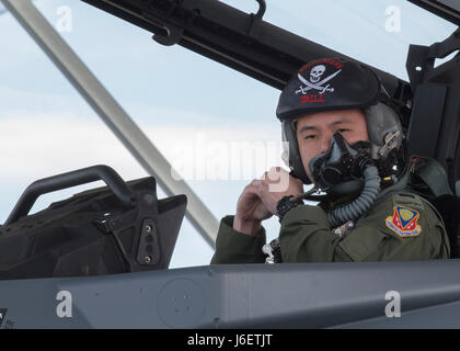 Ein Pilot der Air Force der Republik Singapur bereitete ein Flugzeug der F-15SG für den Flug auf der Mountain Home Air Force Base in Idaho vor, während einer Übung, bei der die GBU 31 zum ersten Mal eingesetzt wurde. Stockfoto