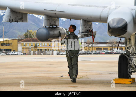 Eine Pilot zugewiesen der 75. Fighter Squadron, Moody Air Force Base, Georgia, führt Vorflugkontrollen im a-10 Thunderbolt II Flugzeug 2 Mai Hügel AFB, Utah. Moody-Flieger und Flugzeuge waren am Hügel AFB, Teilnahme an der Evaluierung präzisionsgelenkte Luft-Boden-Waffen, Bekämpfung der Hammer. (US Air Force/R. Nial Bradshaw) Stockfoto