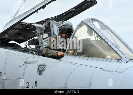 Ein Pilot, der 75. zugewiesen Riemen Fighter Squadron, Moody Air Force Base, Georgia, in eine a-10 Thunderbolt II Flugzeug 2 Mai Hügel AFB, Utah. Flieger und Flugzeuge von Moody AFB, Hickam AFB, Hawaii und Naval Air Station Fort Worth gemeinsame Reserve Base, Texas, waren in Utah Teilnahme an Hammer zu bekämpfen, eine Luft-Boden-Waffen Begutachtungsrunde. (US Air Force/R. Nial Bradshaw) Stockfoto