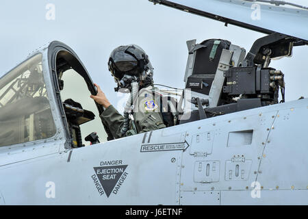 Eine a-10 Thunderbolt II-Pilot zugewiesen der 75. Fighter Squadron, Moody Air Force Base, Georgia, bereitet Flug Mai 2 Hügel AFB, Utah. Moody-Flieger und Flugzeuge waren am Hügel AFB, Teilnahme an der Evaluierung präzisionsgelenkte Luft-Boden-Waffen, Bekämpfung der Hammer. (US Air Force/R. Nial Bradshaw) Stockfoto