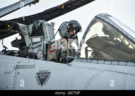 Eine a-10 Thunderbolt II-Pilot zugewiesen der 75. Fighter Squadron, Moody Air Force Base, Georgia, bereitet Flug Mai 2 Hügel AFB, Utah. Flieger und Flugzeuge von Moody AFB, Hickam AFB, Hawaii und Naval Air Station Fort Worth gemeinsame Reserve Base, Texas, waren in Utah Teilnahme an Hammer zu bekämpfen, eine Luft-Boden-Waffen Begutachtungsrunde. (US Air Force/R. Nial Bradshaw) Stockfoto