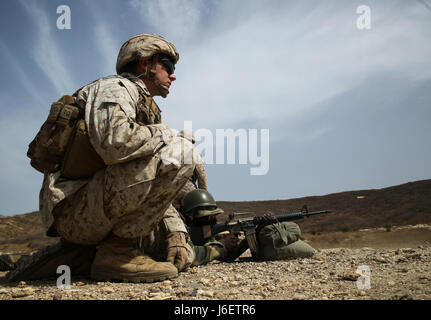 CPL. Seth Carney, ein Schütze mit speziellen Zweck Marine Air-Ground Task Force – Crisis Response – Afrika, beobachtet ein Mitglied des Senegals Compagnie Fusilier de Marin Commando eine M16A2 Gewehr Feuer während einem bekannten Entfernungsbereich Thies, Senegal, 2. Mai 2017.  Marines mit SPMAGTF-CR-AF und die COFUMACO durchgeführt, eine vierwöchigen Übung, die fortgeschrittenen Kampf feuern Techniken, ein Maschinengewehr und eine live-Feuer-Zug Angriffsreichweite enthalten.  (U.S. Marine Corps Foto von Sgt. Samuel Guerra/freigegeben) Stockfoto