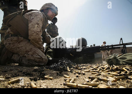 CPL Robert Piedra, ein Schütze mit besonderen Zweck Marine Air-Ground Task Force – Crisis Response – Afrika, Trainer, ein Mitglied des Senegals Compagnie Fusilier de Marin Commando Feuer das M60 Maschinengewehr in einem bekannten Abstand reichen bei Thies, Senegal, 2. Mai 2017.  Marines mit SPMAGTF-CR-AF und die COFUMACO durchgeführt, eine vierwöchigen Übung, die fortgeschrittenen Kampf feuern Techniken, ein Maschinengewehr und eine live-Feuer-Zug Angriffsreichweite enthalten.  (U.S. Marine Corps Foto von Sgt. Samuel Guerra/freigegeben) Stockfoto