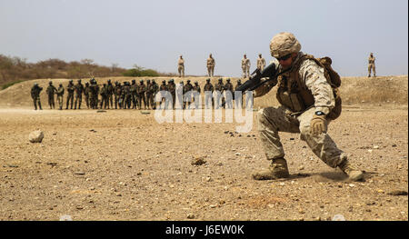 CPL. Seth Carney, ein Schütze mit speziellen Zweck Marine Air-Ground Task Force – Crisis Response-Afrika zeigt Buddy hetzen Techniken, um Mitglieder des Senegals Compagnie Fusilier de Marin Commando vor Feuer und Manöver vielfältige Thies, Senegal, 3. Mai 2017.  Marines mit SPMAGTF-CR-AF und die COFUMACO durchgeführt, eine vierwöchigen Übung, die fortgeschrittenen Kampf feuern Techniken, ein Maschinengewehr und eine live-Feuer-Zug Angriffsreichweite enthalten.  (U.S. Marine Corps Foto von Sgt. Samuel Guerra/freigegeben) Stockfoto