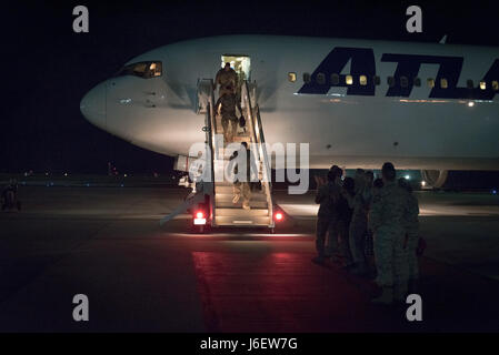 Flieger der 554th RED HORSE Squadron und der 36th Civil Engineer Squadron kehren zur Andersen Air Force Base in Guam zurück, nachdem sie während des Einsatzes in Südwestasien schwere Bauunterstützung geleistet hatten. Stockfoto