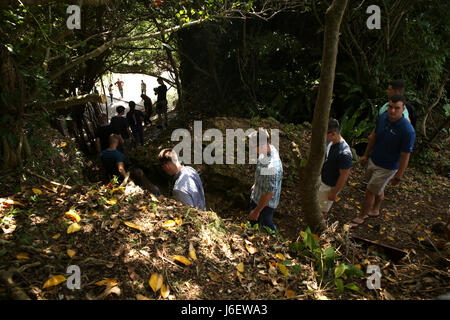 Marines mit dem 31. Marine Expeditionary Unit Wanderung bergab in Säge Ridge, Okinawa, Japan, 4. Mai 2017. Die Marines, Unteroffiziere mit der MEU besuchte Weltkrieg Schlachtfelder in Okinawa als Teil eines Marine Corps Community Services-Tour, das Moral in der NCO Korps der 31. MEU zu steigern und die Marines mentale Bereitschaft zu schärfen wollte. Wie des Marine Corps nur kontinuierlich nach vorne Einheit eingesetzt, bietet der 31. Marine Expeditionary Unit-Luft-Boden-Logistik-Team eine flexible Kraft, eine Vielzahl von militärischen Operationen von Limi einsatzbereit Stockfoto