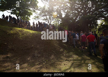 Marines mit dem 31. Marine Expeditionary Unit Wandern bergauf in Säge Ridge, Okinawa, Japan, 4. Mai 2017. Die Marines, Unteroffiziere mit der MEU besuchte Weltkrieg Schlachtfelder in Okinawa als Teil eines Marine Corps Community Services-Tour, das Moral in der NCO Korps der 31. MEU zu steigern und die Marines mentale Bereitschaft zu schärfen wollte. Wie des Marine Corps nur kontinuierlich nach vorne Einheit eingesetzt, bietet der 31. Marine Expeditionary Unit-Luft-Boden-Logistik-Team eine flexible Kraft, eine Vielzahl von militärischen Operationen von Limite einsatzbereit Stockfoto