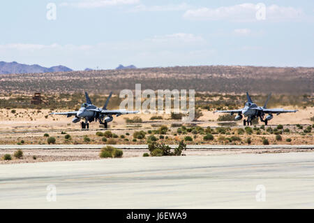 Zwei Marine Fighter Attack Squadron (VMFA) 314 F/A-18 C Hornets vorbereiten für den Start von strategischen Expeditionary Landung Feld (selbst-) während integrierte Training Übung (ITX) 3-17, auf Marine Air Boden bekämpfen Mitte Twentynine Palms, Kalifornien, Mai 4. ITX ist eine kombinierte Waffen-Übung ermöglicht Einheiten von 3rd Marine Aircraft Wing die Möglichkeit zu kombinieren und ihre Fähigkeiten in Verbindung mit den anderen Elementen einer Marine Air-Ground Task Force zu demonstrieren. (Foto: U.S. Marine Corps Lance Cpl. Becky L. Calhoun/freigegeben) Stockfoto