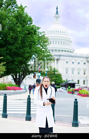 Porträt weibliche Ärztin in Washington, d.c., brach Frau Doktor, leere Brieftasche Kapitol Hintergrund isoliert halten. Gesundheitswesen re Stockfoto