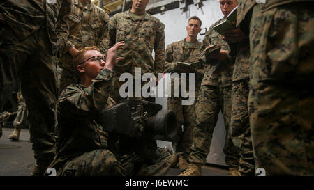 Pazifik-Lance CPL Dustin Buben, ein Anti-Panzer-Raketen-Mann mit Anti-Panzer-Team kombiniert, 1. Bataillon, 5. Marineregiment, 15. Marine Expeditionary Unit, weist Marines auf die Eigenschaften der Optik Befehl Launcher Einheitensystem während zusammengesetzte Einheit Übung an Bord USS Pearl Harbor (LSD-52), 6. Mai 2017. Diese auf See Perioden des Unterrichts bieten die Möglichkeit, auf kritische Fähigkeiten, um Mission wesentliche Aufgaben zu erweitern. COMPTUEX ist das zweite auf See Training Übung vor dem 15. Marine Expeditionary Unit Zertifizierung ausüben und westlichen Pazifi Stockfoto