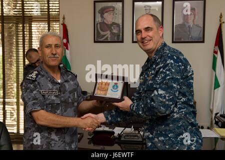 170507-N-KD168-017-AQABA, Jordanien (7. Mai 2017) Captain Eric Phister, Kommandierender Offizier, amphibischer Angriff Schiff USS Bataan (LHD-5), erhält ein Geschenk von Brigadier General Ibrahim Alnaimat bei einem Treffen vor Ausübung eifrig Lion 2017. Die jährliche Übung mit dem Haschemitischen Königreich Jordanien soll militärische Fachwissen auszutauschen und Verbesserung der Interoperabilität zwischen den Partnerstaaten. Das Schiff und seine bereit-Gruppe sind in den USA im Einsatz 5. Flotte Bereich der Maßnahmen zur Erhöhung der Sicherheit im Seeverkehr Operationen, Verbündeten und Partner zu beruhigen und die Freiheit der Schifffahrt zu bewahren und Stockfoto