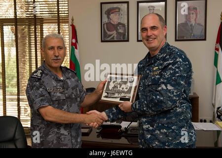 170507-N-KD168-019-AQABA, Jordanien (7. Mai 2017) Captain Eric Phister, Kommandierender Offizier, amphibischer Angriff Schiff USS Bataan (LHD-5), bei einem Treffen vor Ausübung eifrig Lion 2017 ein Geschenk zum Brigadier General Ibrahim Alnaimat präsentiert. Die jährliche Übung mit dem Haschemitischen Königreich Jordanien soll militärische Fachwissen auszutauschen und Verbesserung der Interoperabilität zwischen den Partnerstaaten. Das Schiff und seine bereit-Gruppe sind in den USA im Einsatz 5. Flotte Bereich der Maßnahmen zur Erhöhung der Sicherheit im Seeverkehr Operationen, Verbündete und Partner zu beruhigen, und bewahren die Freiheit der Schifffahrt und th Stockfoto