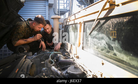 Pazifischen Ozean – Fahrzeug Wartungsspezialisten, Lance Cpl. Jake Vandenhevel und Lance Cpl. Irland McCartin mit bekämpfen Logistik-Bataillon 15, der Logistik zu bekämpfen Bestandteil der 15. Marine Expeditionary Unit, reparieren einen Humvee während zusammengesetzte Einheit Übung an Bord USS Pearl Harbor (LSD-52), 8. Mai 2017. Wartung von Vermögenswerten spielt eine wichtige Rolle in der Missionserfüllung während der Ausbildung und nach vorne Bereitstellungsumgebungen. COMPTUEX ist die zweite auf See-Übung, die schafft Mission wesentliche Fähigkeiten vor dem 15. MEU Zertifizierung Exerc schärfen Stockfoto