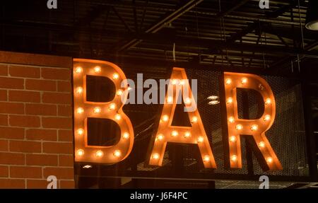 Beleuchtete Bar Schild beleuchtet Stockfotografie - Alamy