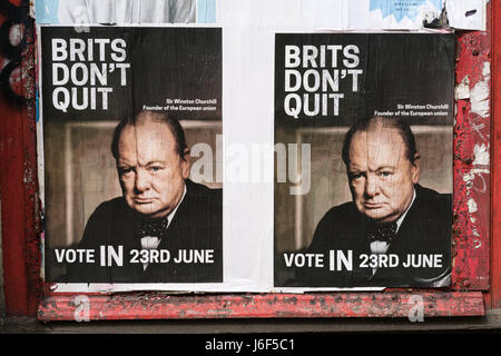 London, UK - 25.06.2016. Drängen die Menschen weiterhin Plakate wurden in der Nähe von Brick Lane eingefügt. Stockfoto