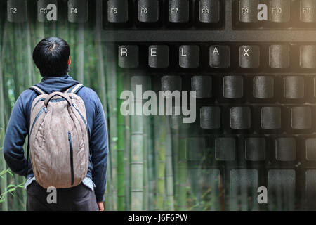 Touristen genießen im Bambuswald und R. E. L. A. X. Buchstaben auf Tastatur, Zeit für Erholung und Tourismus, halten Sie Tastatur, Reisezeit Award Wehs Stockfoto