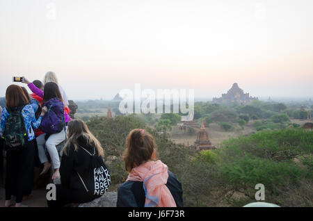 Menschen am Tempel, warten auf den Sonnenaufgang, Bagan, Myanmar Stockfoto