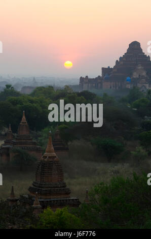 Sonnenaufgang über dem Tempel und Pagoden, Bagan, Myanmar Stockfoto