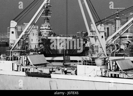 AJAXNETPHOTO - 30. MAY1982. PORTSMOUTH, ENGLAND - FALKLAND INSELN ABFAHRT. CARGO SCHIFF AVELONA STAR VON MOD BESCHLAGNAHMT LASTEN CARGO BEI PORTSMOUTH NAVAL BASE. IM HINTERGRUND IST DAS STILLGELEGTE HMS BOLLWERK. FOTO: JONATHAN EASTLAND/AJAX REF: 823005 Stockfoto