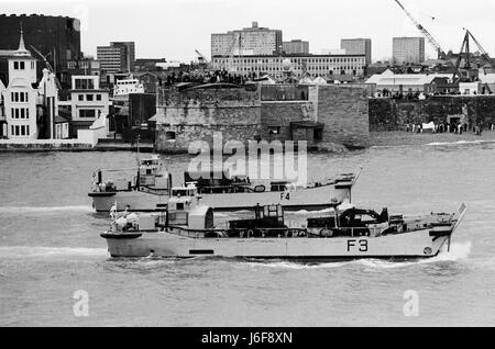 AJAXNETPHOTO.1982. PORTSMOUTH, ENGLAND. -HMS FEARLESS LANDUNGFERTIGKEIT VERLASSEN PORTSMOUTH HINTER DER MUTTER SCHIFF AUF DEM WEG ZU DEN FALKLAND-INSELN. FOTO: JONATHAN EASTLAND/AJAX REF: 820604 4 Stockfoto