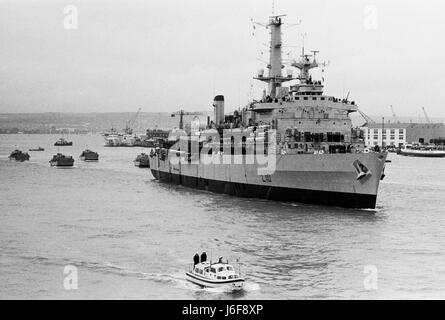 AJAXNETPHOTO. 6. APRIL 1982. PORTSMOUTH, ENGLAND. -HMS FEARLESS VERLÄSST PORTSMOUTH FÜR DEN FALKLAND-INSELN, GEFOLGT VON IHRER FLOTTILLE LANDUNGSBOOTE. FOTO: JONATHAN EASTLAND/AJAX REF: 820604 1 2 Stockfoto